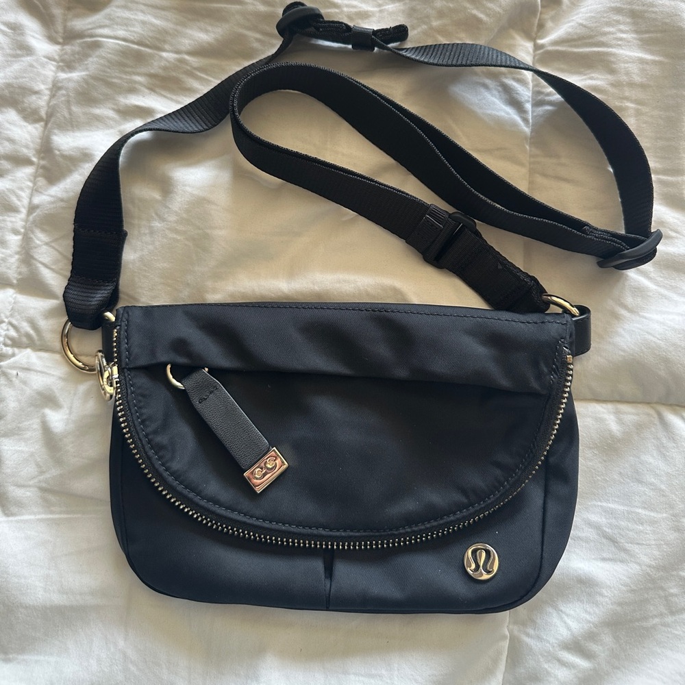small lululemon crossbody